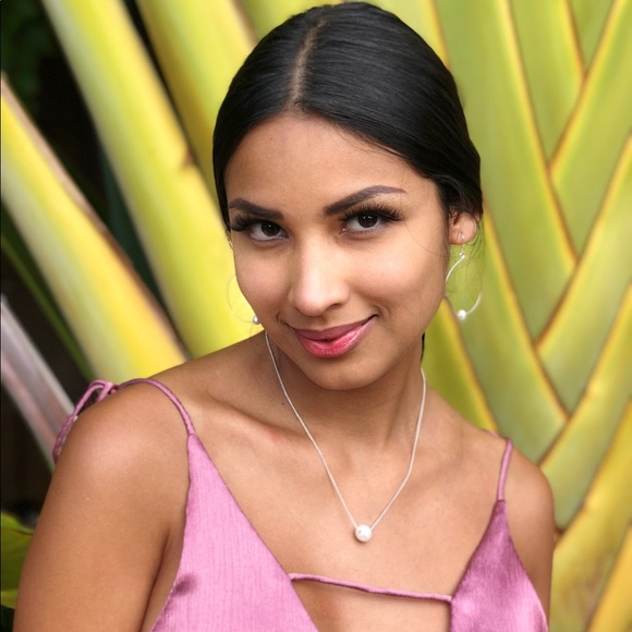 Stunning 🤩 Freshwater White Pearl Hoop Earrings - Picture 2 of 3